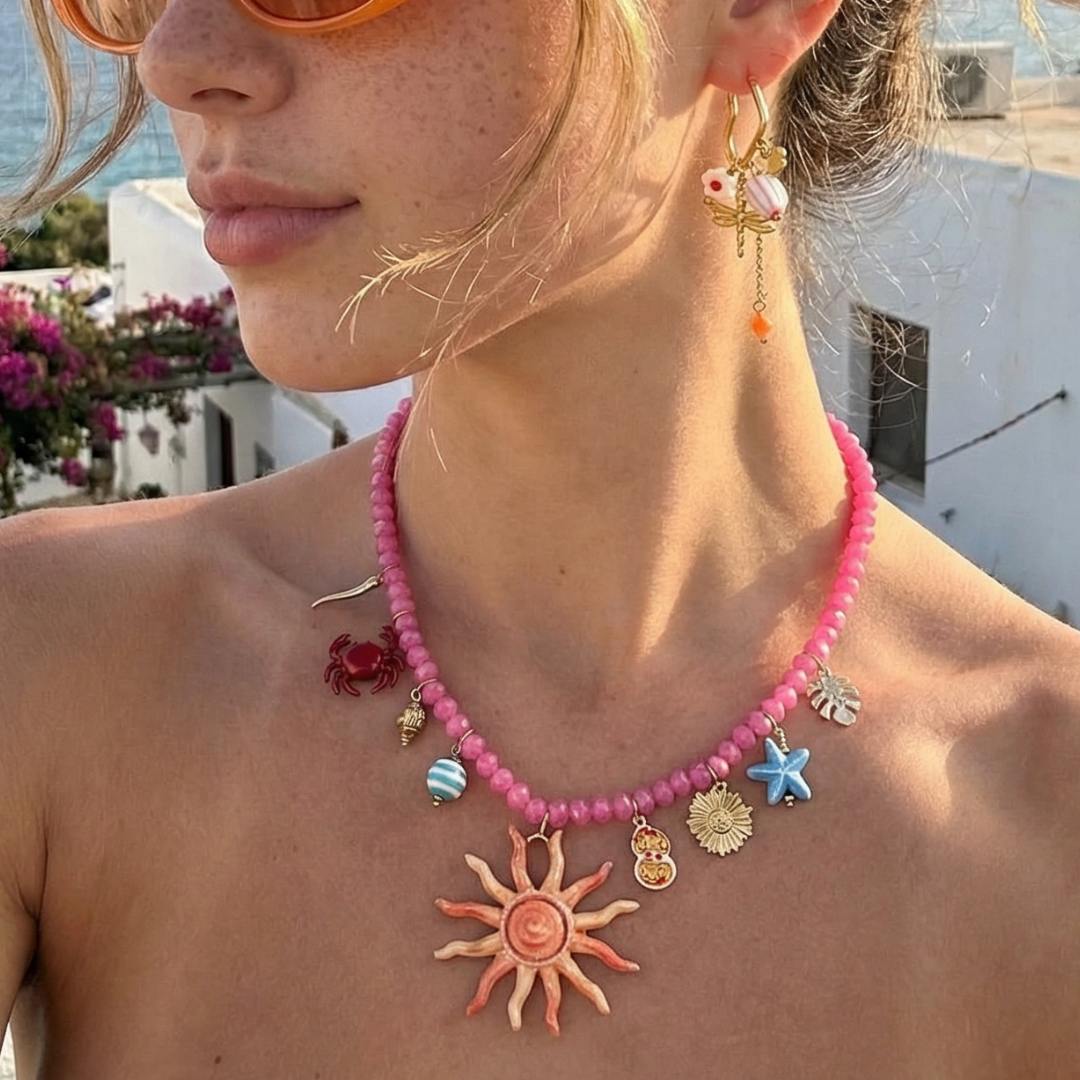 Roze kralenketting met zon en zee bedels kleurrijke zomerse sieraden dames Casa Jadel