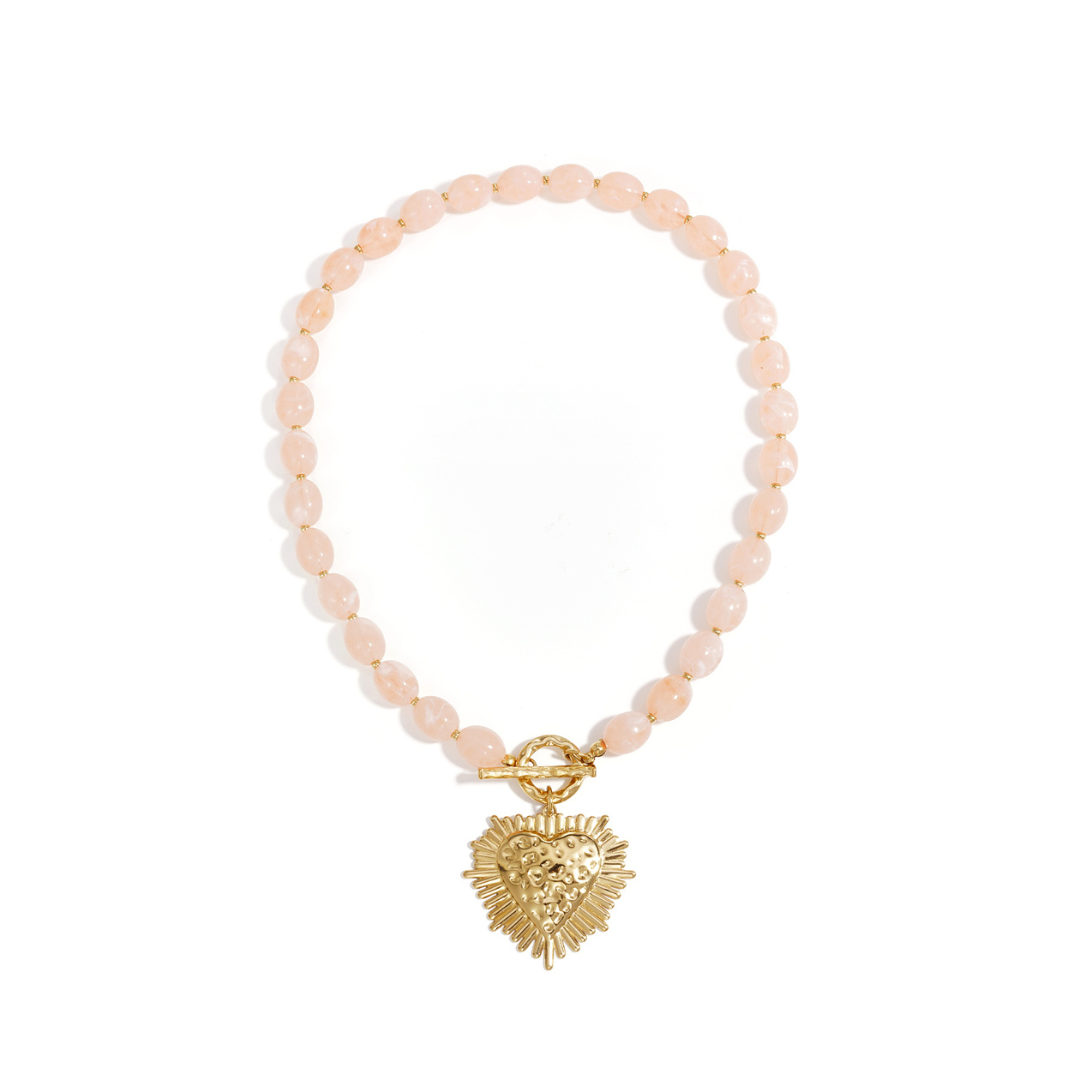 Roze kralenketting met frontsluiting en goudkleurig statement hart