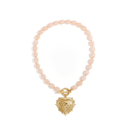 Roze kralenketting met frontsluiting en goudkleurig statement hart