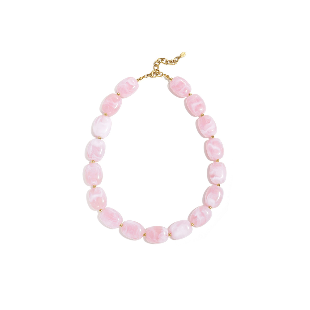Roze kralenketting met marmerlook en gouden details op witte achtergrond