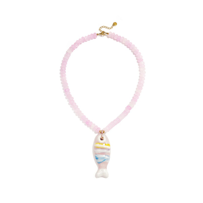 Shop de roze kralenketting met een handgemaaktekeramiek vis. Een kleurrijke zomerse ketting met stainless steel sluiting, perfect voor een Ibiza-look.