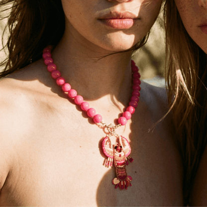  Model draagt roze kralenketting met kreeft hanger van Casa Jadel