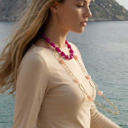 Roze kralenketting gecombineerd met lange gouden ketting met natuursteen kralen – layered dames kettingen van Casa Jadel aan zee.