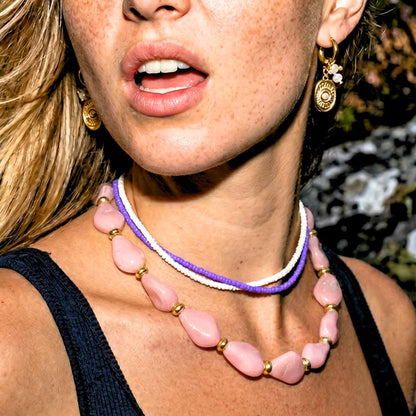 Roze kralenketting met paarse en witte layer ketting combinatie voor dames met gouden details Casa Jadel