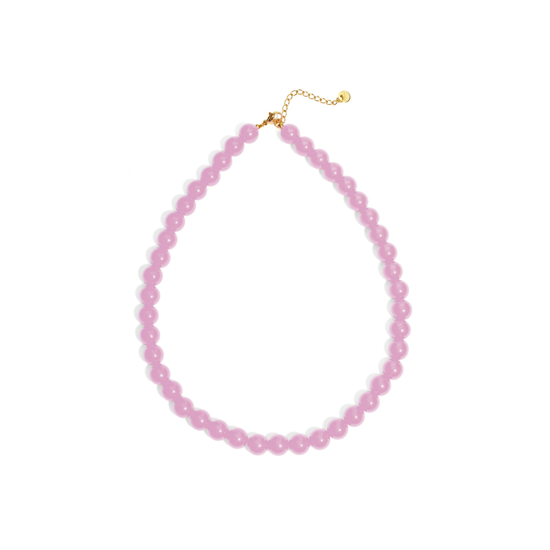 Roze kralenketting met ronde glanzende kralen en goudkleurige sluiting op witte achtergrond