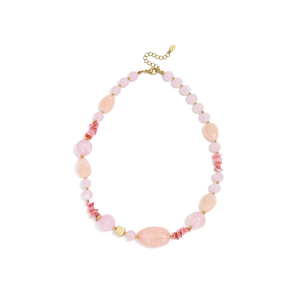 Roze kralenketting met lichtroze kralen, roze natuursteen chips en goudkleurige details