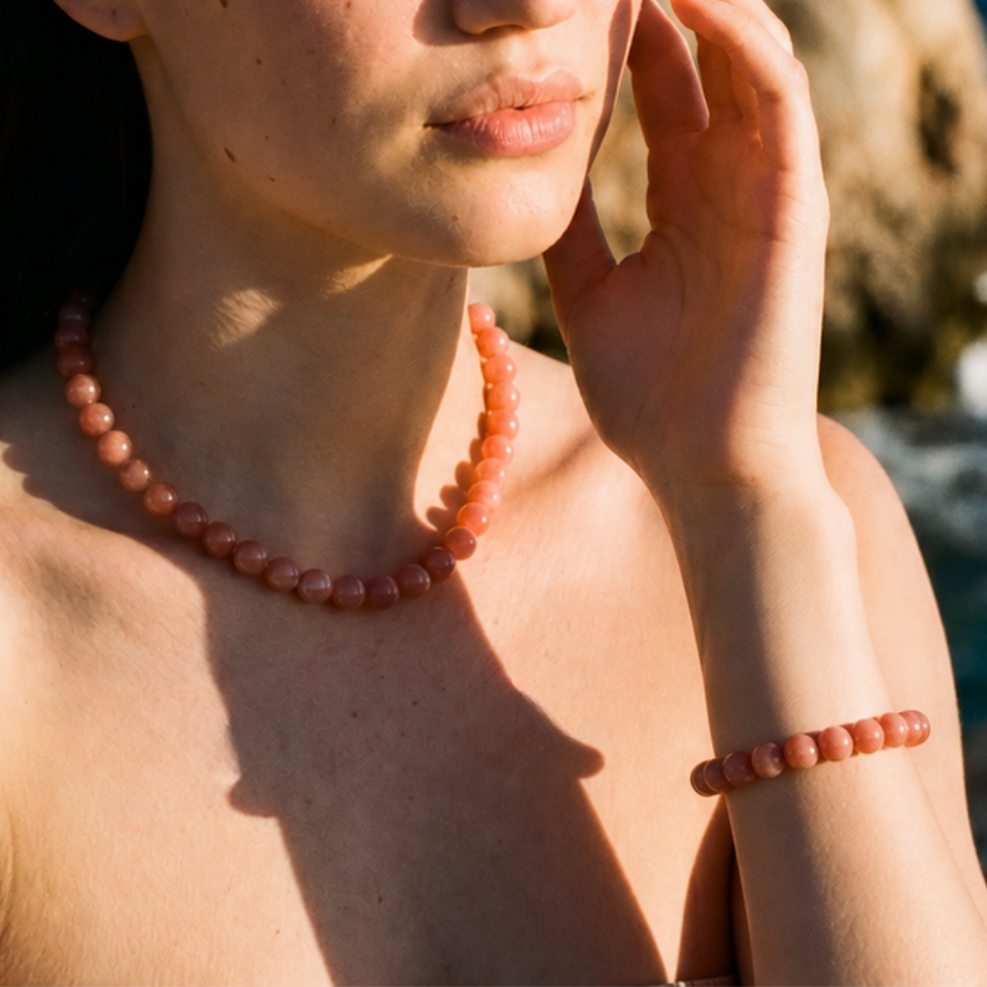 Model draagt een roze natuursteen kralenketting met bijpassende roze kralenarmband van Casa Jadel
