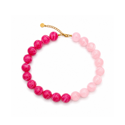 Roze marble grote kralenketting Floor met fuchsiaroze en lichtroze glanzende kralen, goudkleurige sluiting en verlengketting van Casa Jadel.