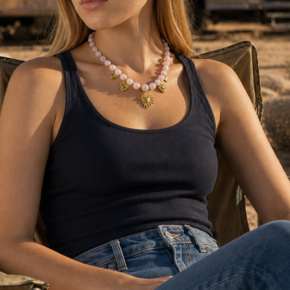 Model met roze marble kralenketting met gouden hartjesbedels van Casa Jadel