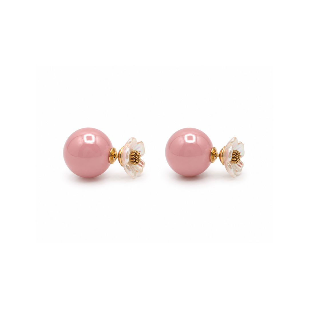 Roze metallic kralen oorbellen met bloemdetail en goudkleurige accenten