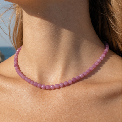 Model draagt roze natuursteen Rozenkwarts Jacky kralenketting van Casa Jadel