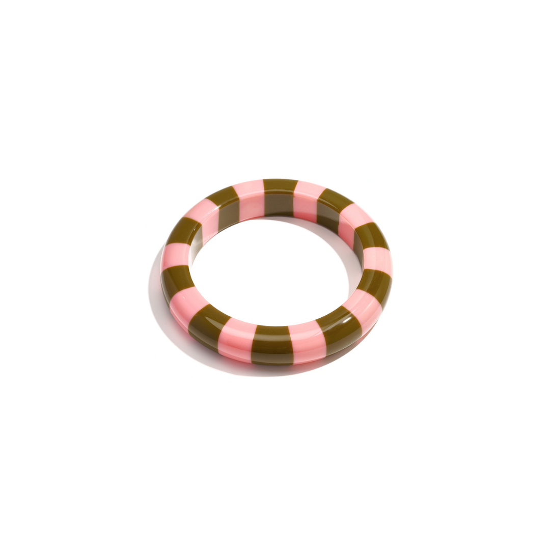 Roze-olijfgroene gestreepte bangle armband met glossy afwerking van Casa Jadel.