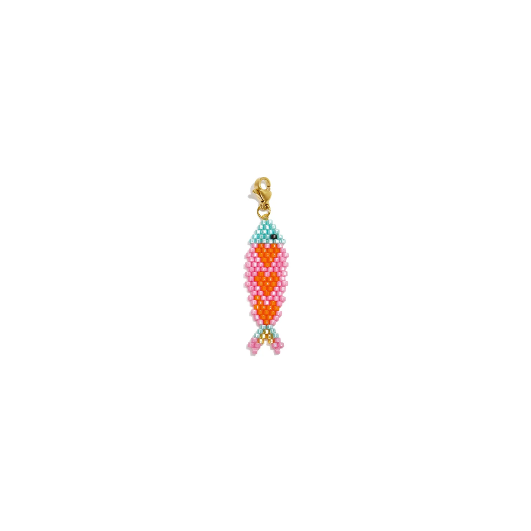Handgemaakte roze-oranje kralen vis bedel met mintgroene details en goudkleurige karabijnsluiting van Casa Jadel.