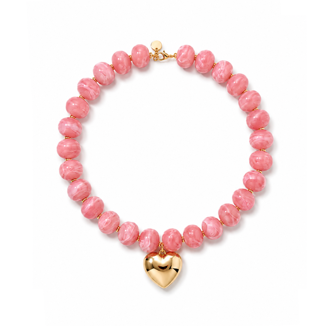 Roze ovale marble kralenketting Tes met goudkleurige hartbedel.