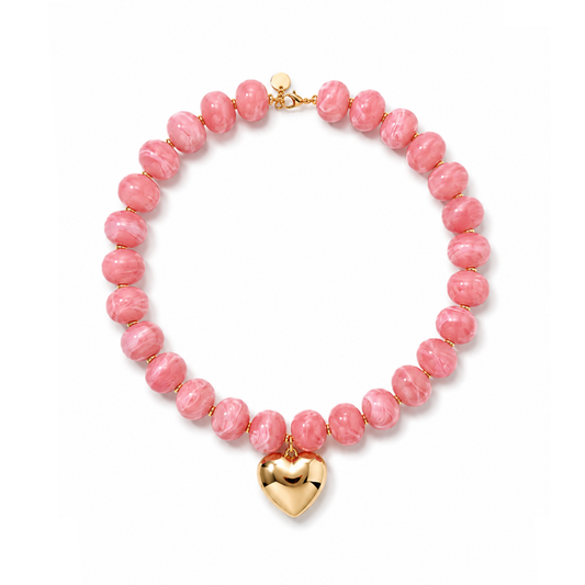 Roze ovale marble kralenketting Tes met goudkleurige hartbedel.