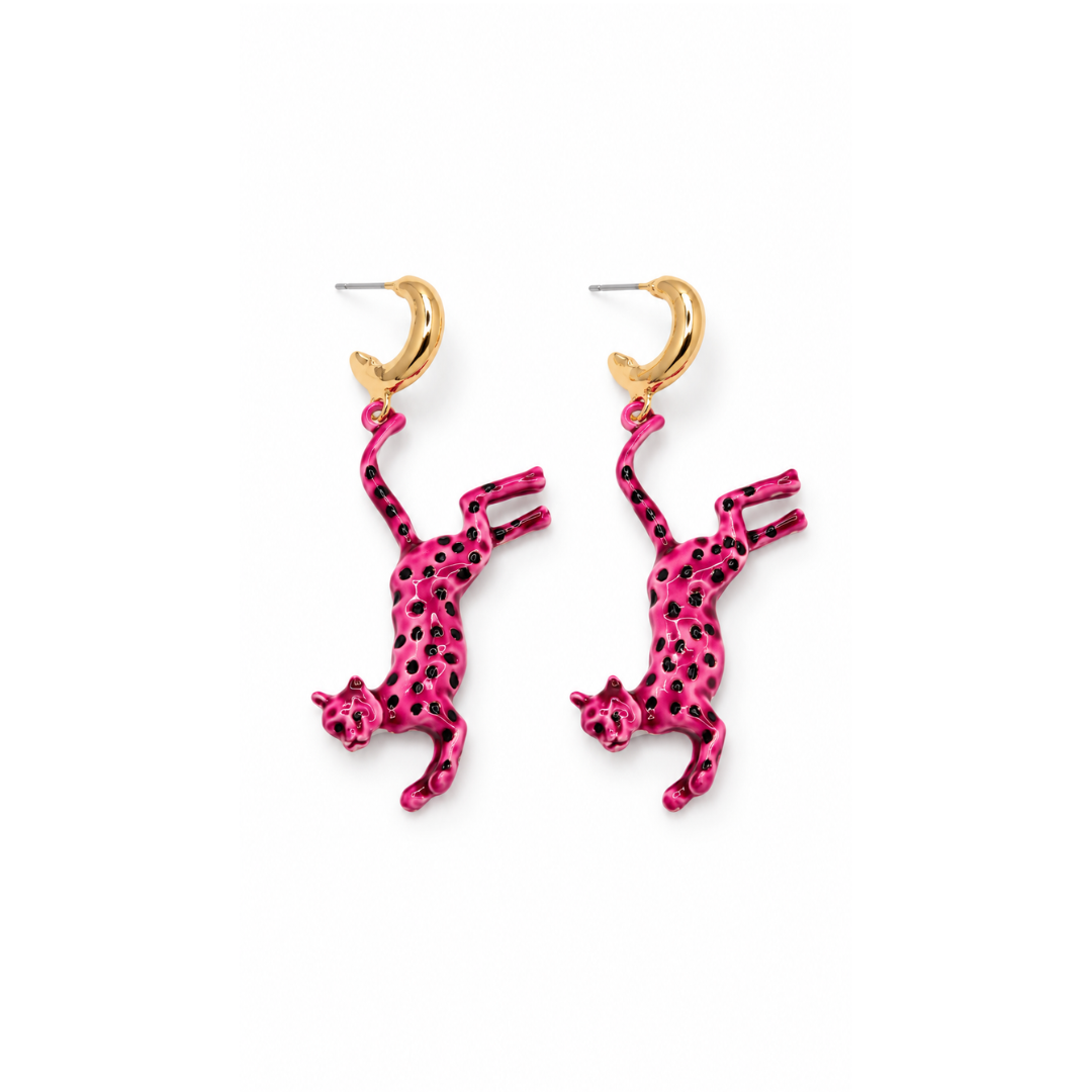 Roze panter oorbellen met een hangende fel roze panter met zwarte vlekjes aan een chunky goudkleurig oorringetje op een witte achtergrond.