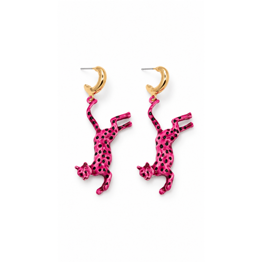 Roze panter oorbellen met een hangende fel roze panter met zwarte vlekjes aan een chunky goudkleurig oorringetje op een witte achtergrond.