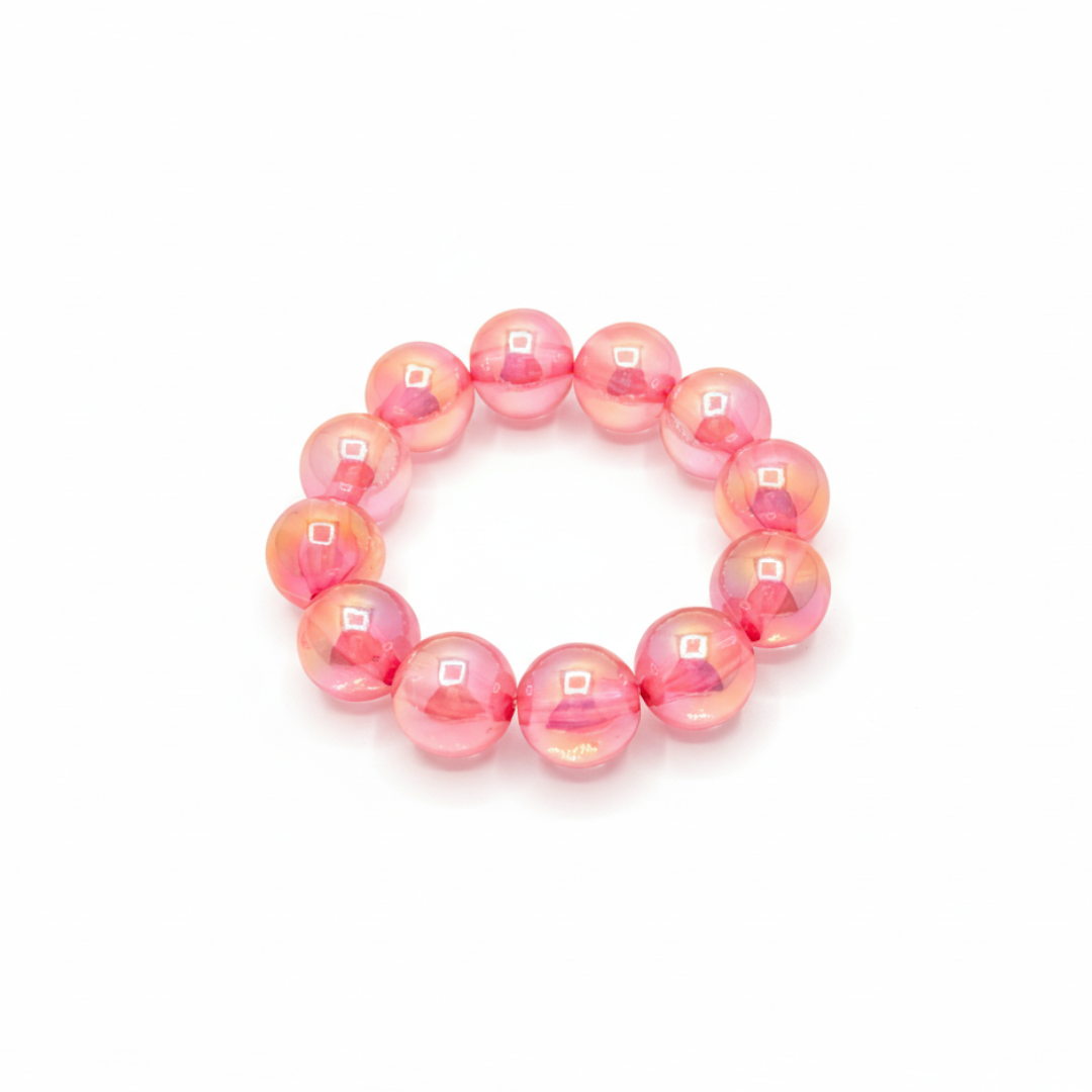 Roze parelglans chunky kralenarmband met grote glanzende kralen op lichte achtergrond schuin