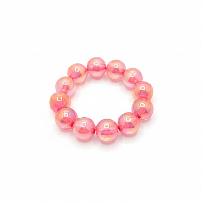 Roze parelglans chunky kralenarmband met grote glanzende kralen op lichte achtergrond schuin