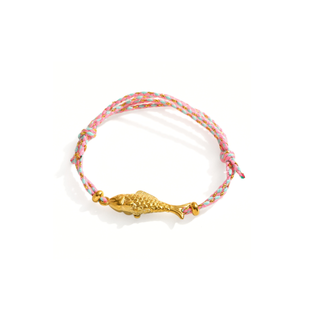 Roze rope armband met goudkleurige visbedel op witte achtergrond