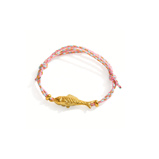 Roze rope armband met goudkleurige visbedel op witte achtergrond