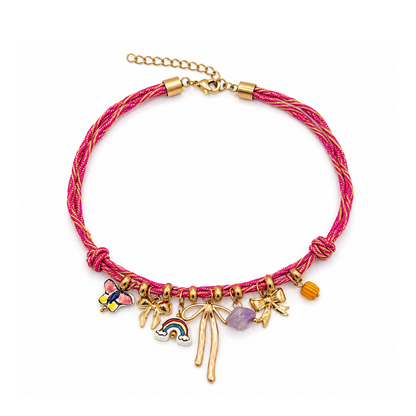 Roze rope ketting Hali met gouden en glazen bedels, natuursteen en verstelbare sluiting van Casa Jadel.