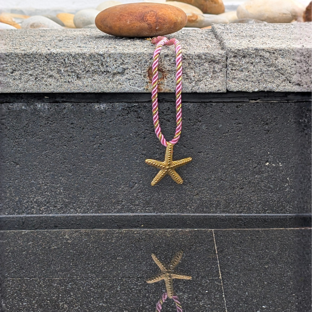 Roze rope ketting met gouden zeester dames zomerse ketting Casa Jadel sfeer.