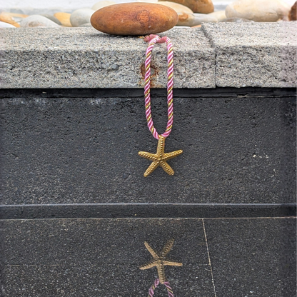 Roze rope ketting met gouden zeester dames zomerse ketting Casa Jadel sfeer.