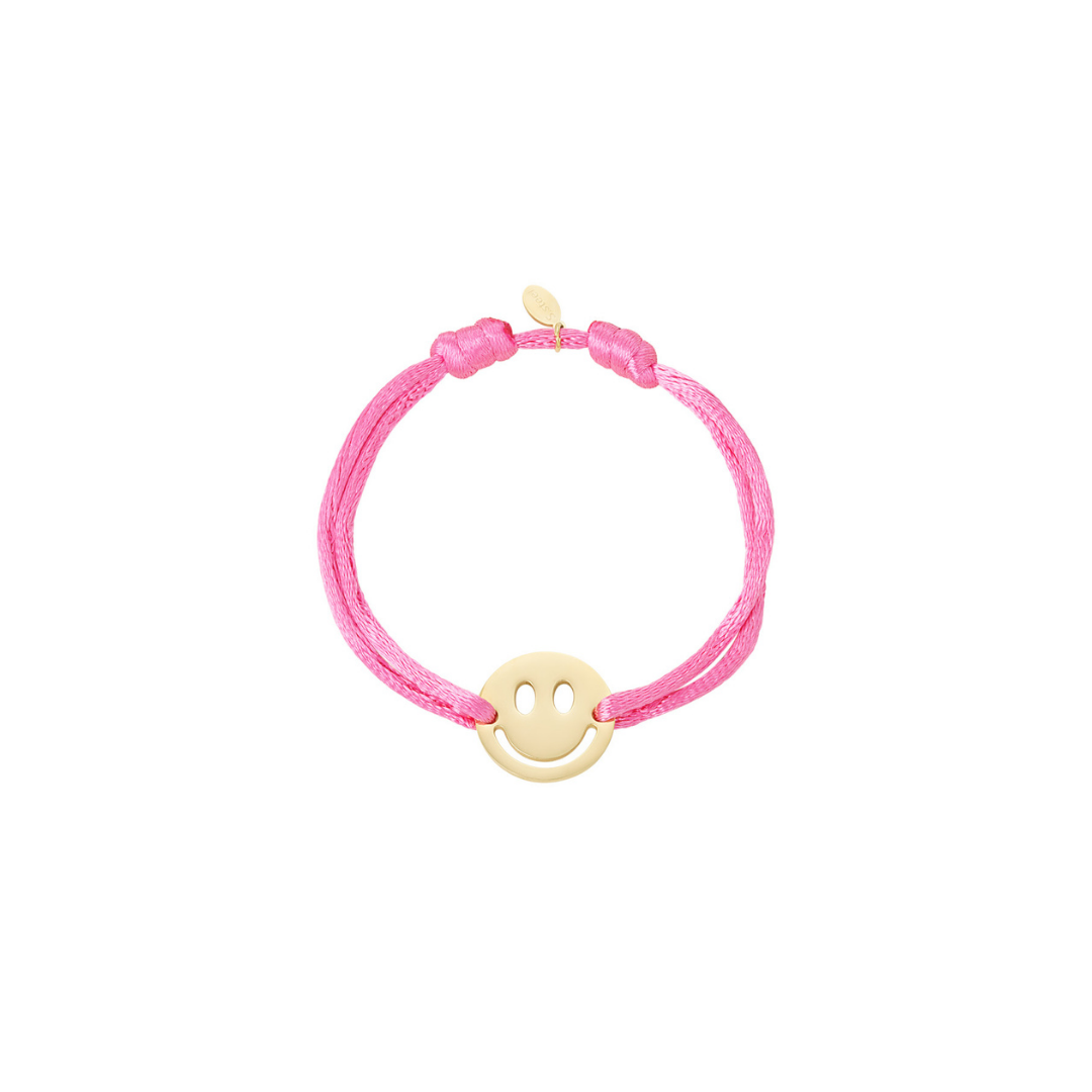 Roze satijnkoord armband met grote gouden smiley