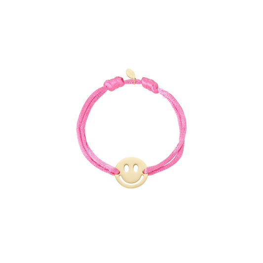 Roze satijnkoord armband met grote gouden smiley