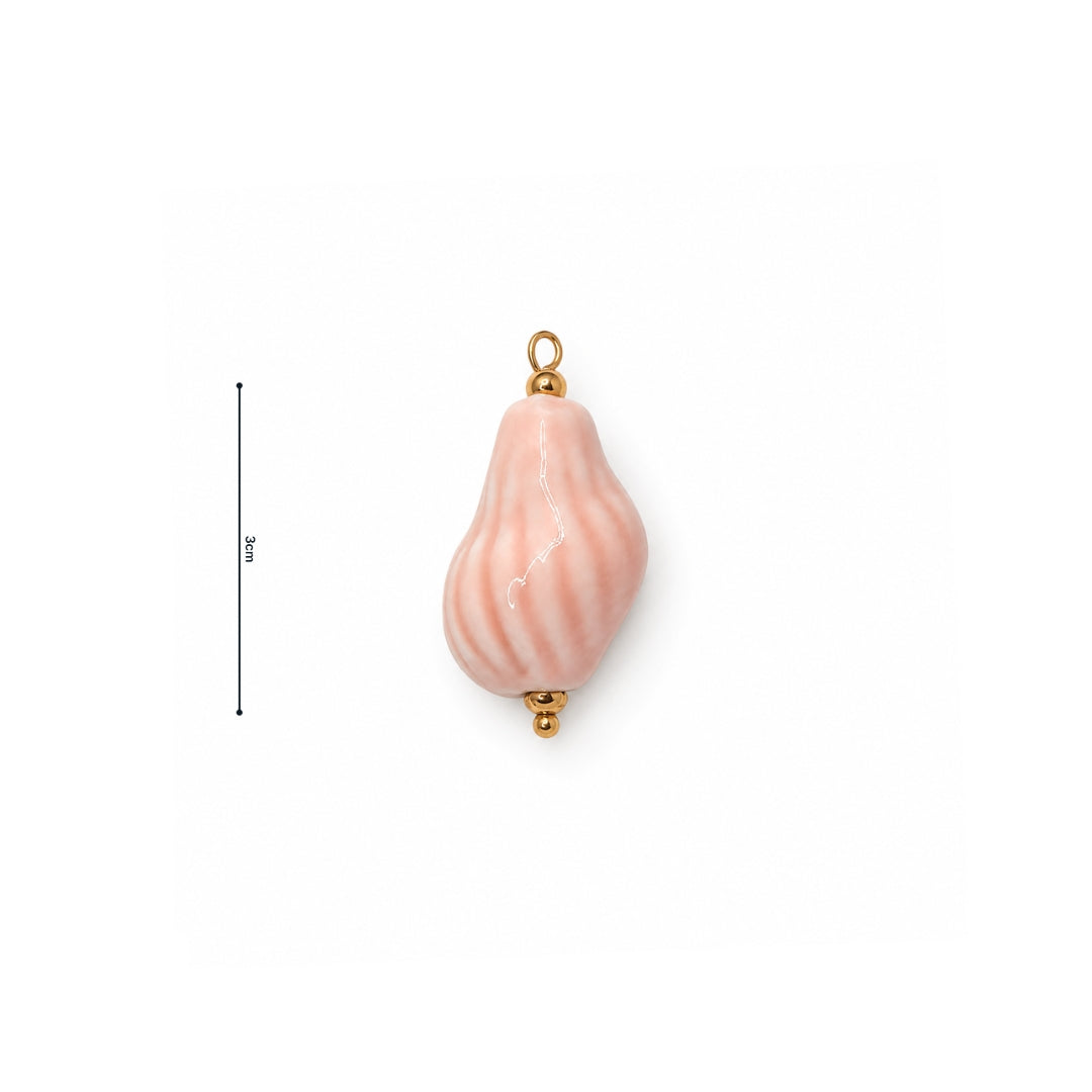 Roze keramiek schelp bedel met goudkleurige afwerking met afmeting