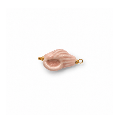 Roze keramiek schelp bedel met goudkleurige afwerking liggend