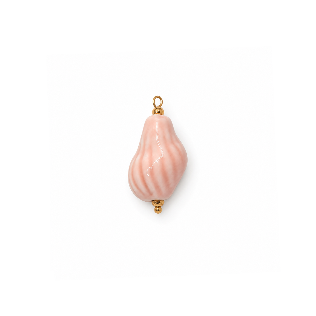 Roze keramiek schelp bedel met goudkleurige afwerking.
