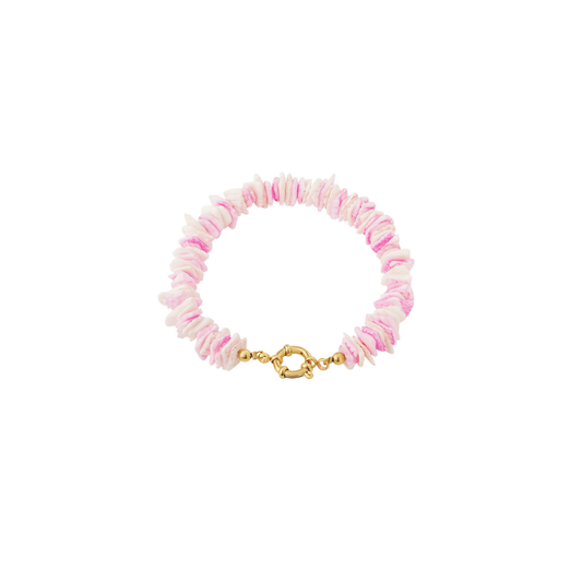 Roze schelpen armband met goudkleurige boeislot sluiting in Ibiza stijl.