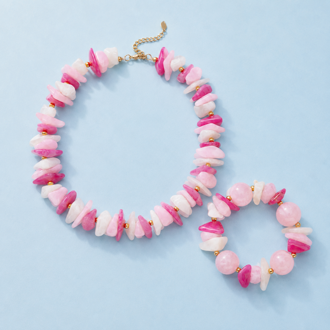 Roze schelpen look-a-like set met ketting en armband van roze en witte kralen met goudkleurige details van Casa Jadel.