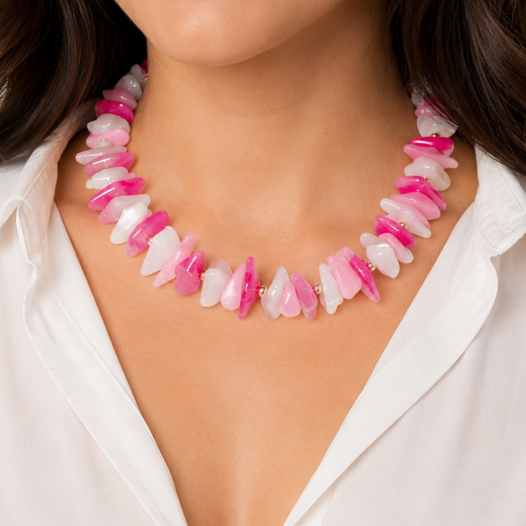 model met Roze-witte schelpen kralenketting met organische kralen, goudkleurige details en verstelbare sluiting van Casa Jadel.