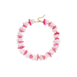 Roze-witte schelpen kralenketting met organische kralen, goudkleurige details en verstelbare sluiting van Casa Jadel.