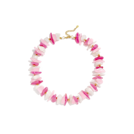 Roze-witte schelpen kralenketting met organische kralen, goudkleurige details en verstelbare sluiting van Casa Jadel.