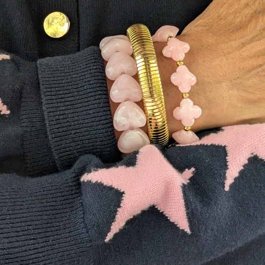 roze en gouden armbanden op model