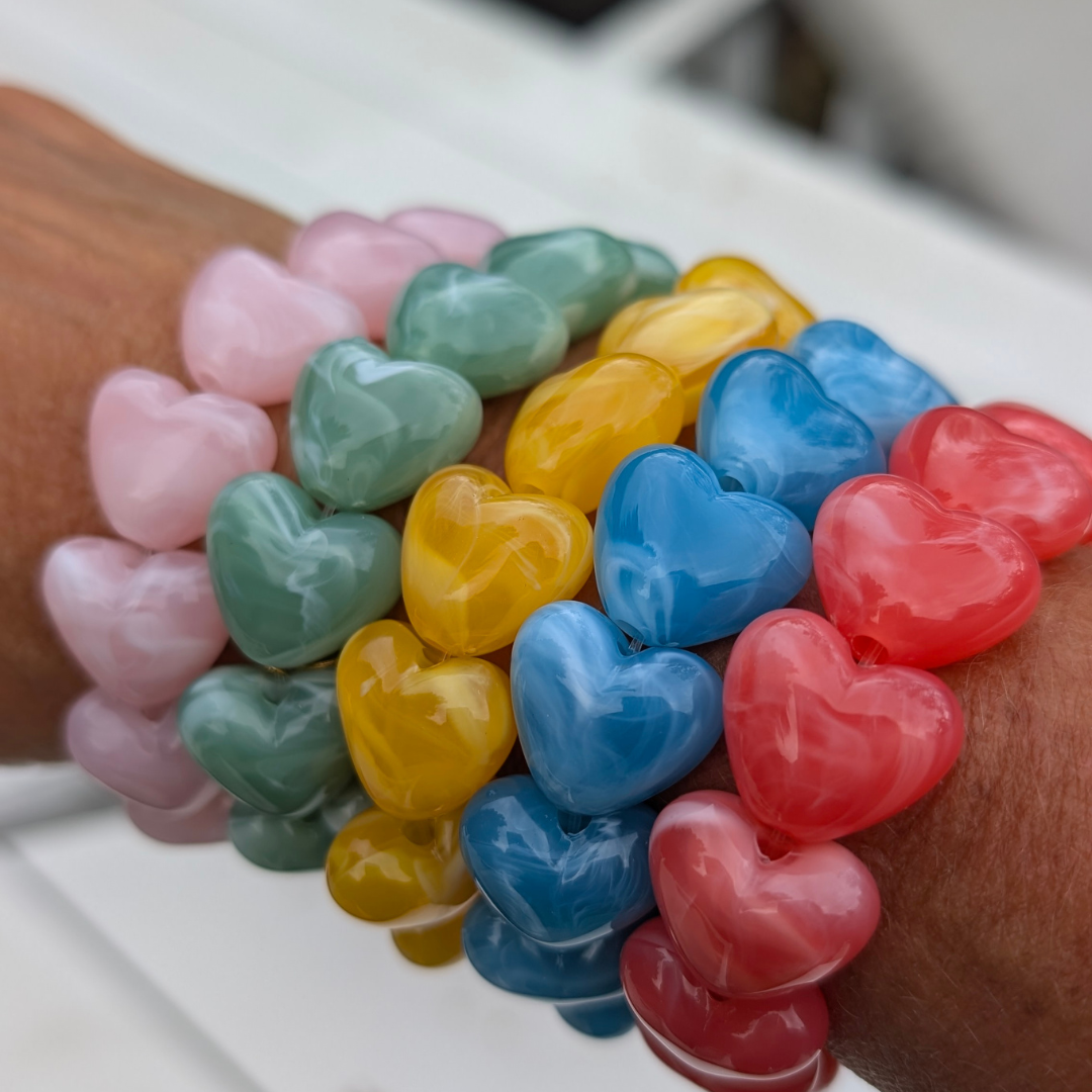 arm met roze groene gele blauwe rode marble hartjes armbanden