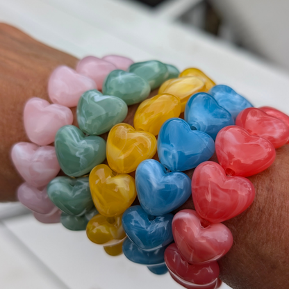 arm met roze groene gele blauwe rode marble hartjes armbanden
