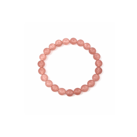 Rozenkwarts edelsteen kralenarmband met ronde roze kralen op witte achtergrond