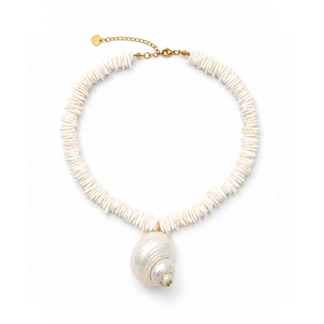 Schelpen ketting met grote statement schelp en goudkleurige details van Casa Jadel.