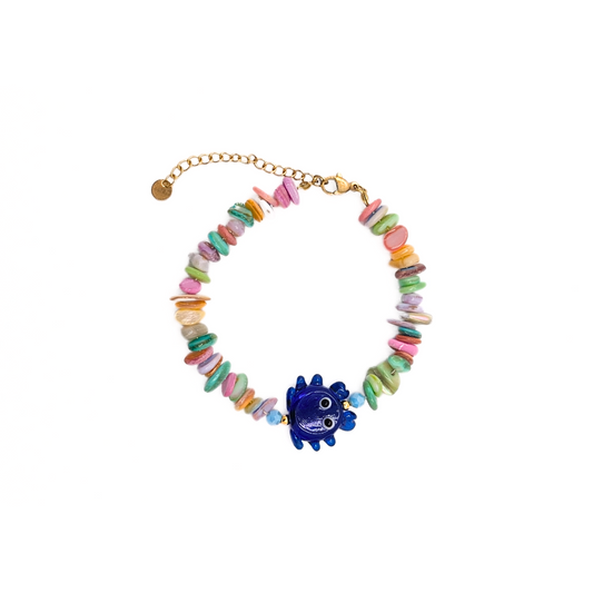 Schelpen kralenarmband met kleurrijke schelpkralen en blauwe krab bedel