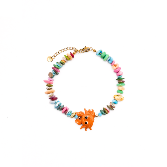 Schelpen kralenarmband met kleurrijke schelpkralen en oranje krab bedel