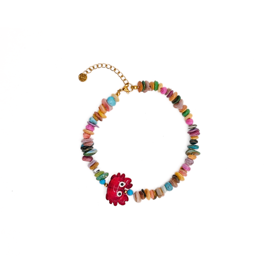 Schelpen kralenarmband met kleurrijke schelpkralen en rode krab bedel