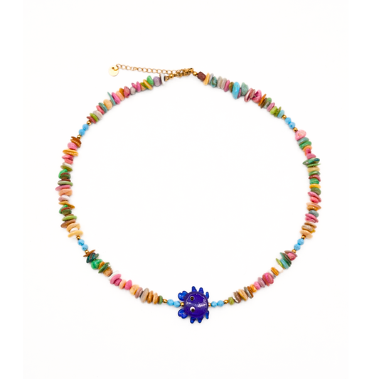 Multicolor schelpen kralenketting met blauwe krab bedel en blauwe kralen, beach style ketting