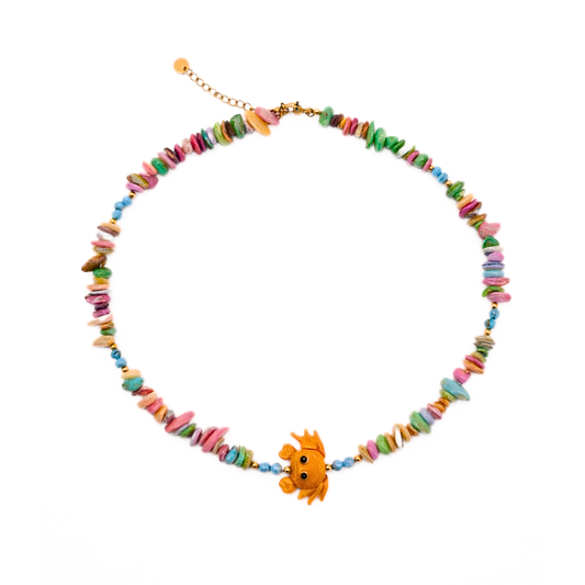 Multicolor schelpen kralenketting met oranje krab bedel en blauwe kralen, zomerse beach style ketting