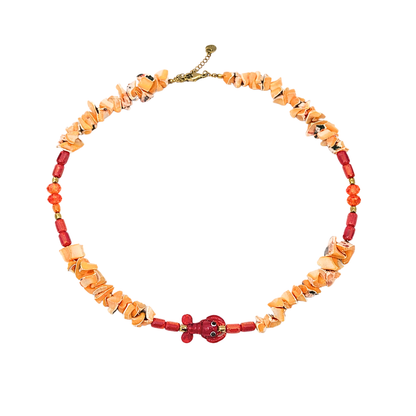 Schelpen kralenketting in oranje tinten met rode kreeft bedel en goudkleurige details