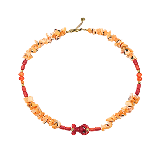Schelpen kralenketting in oranje tinten met rode kreeft bedel en goudkleurige details